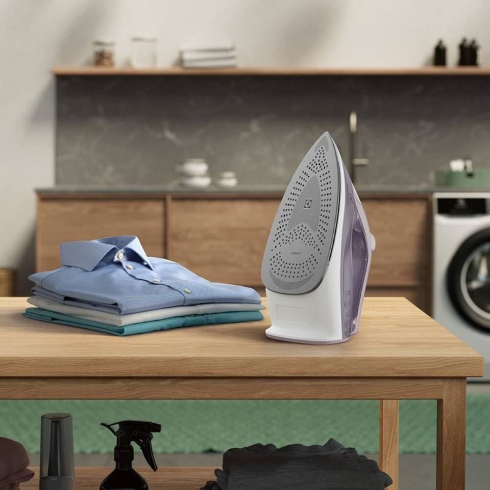 Ferro de Passar a Vapor e a Seco Electrolux Lavanda Experience ESI50