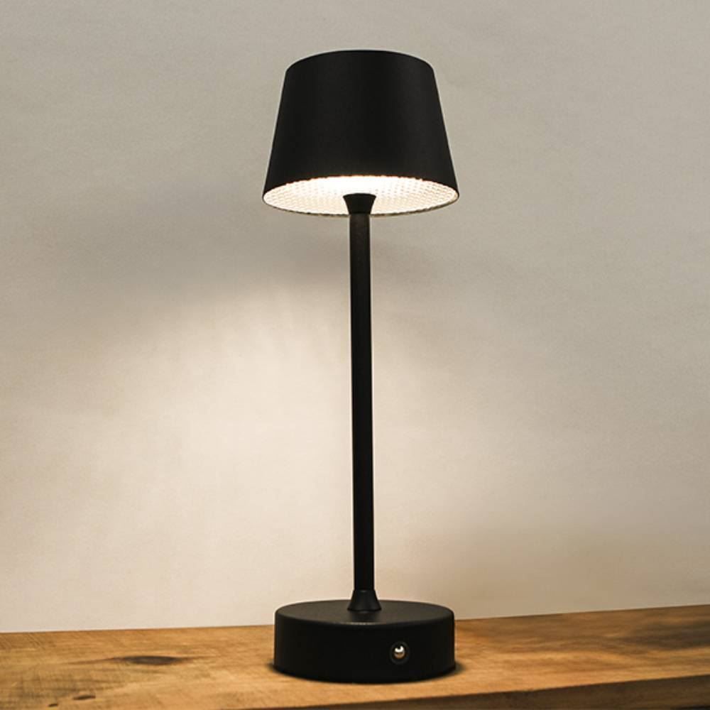 A Luminária De Mesa Led Taschibra Louvre Recarregável - Preto